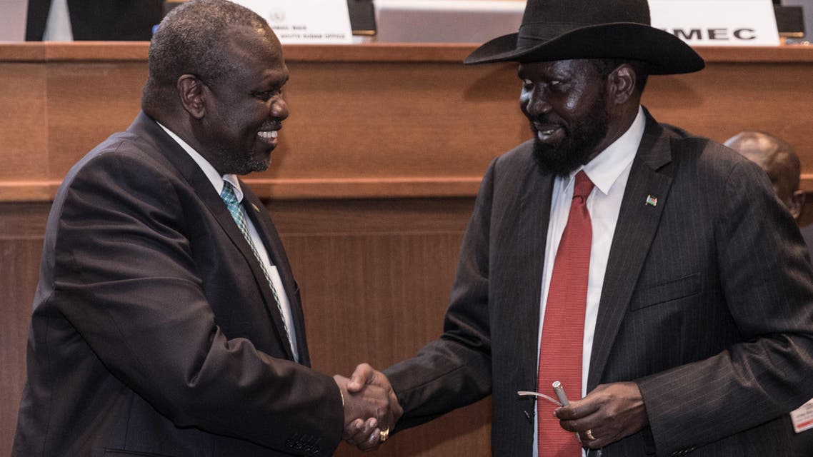 South Sudan's President Salva Kiir (R) and his former deputy turned rebel leader Riek Machar (L) shake hands as they make a last peace deal at the 33rd Extraordinary Summit of Intergovernmental Authority on Development (IGAD) in Addis Ababa on September 12, 2018. (AFP)