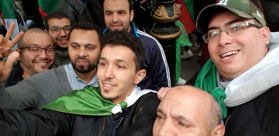 سيف الاسلام في الوسط