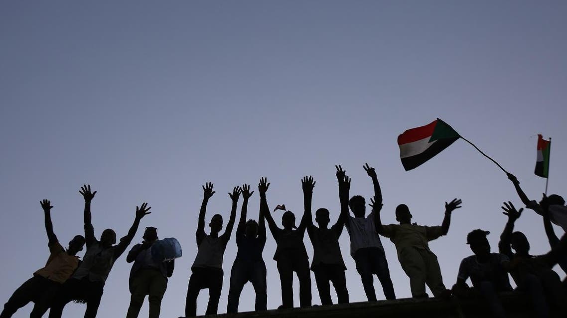 Sudanese protesters rally outside the army headquarters in Khartoum on May 4, 2019 to demand that the ruling military council hand power to a civilian adminstration. ASHRAF SHAZLY / AFP