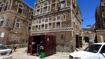 الحوثي يغلق مقاهي صنعاء.. منعاً للاختلاط