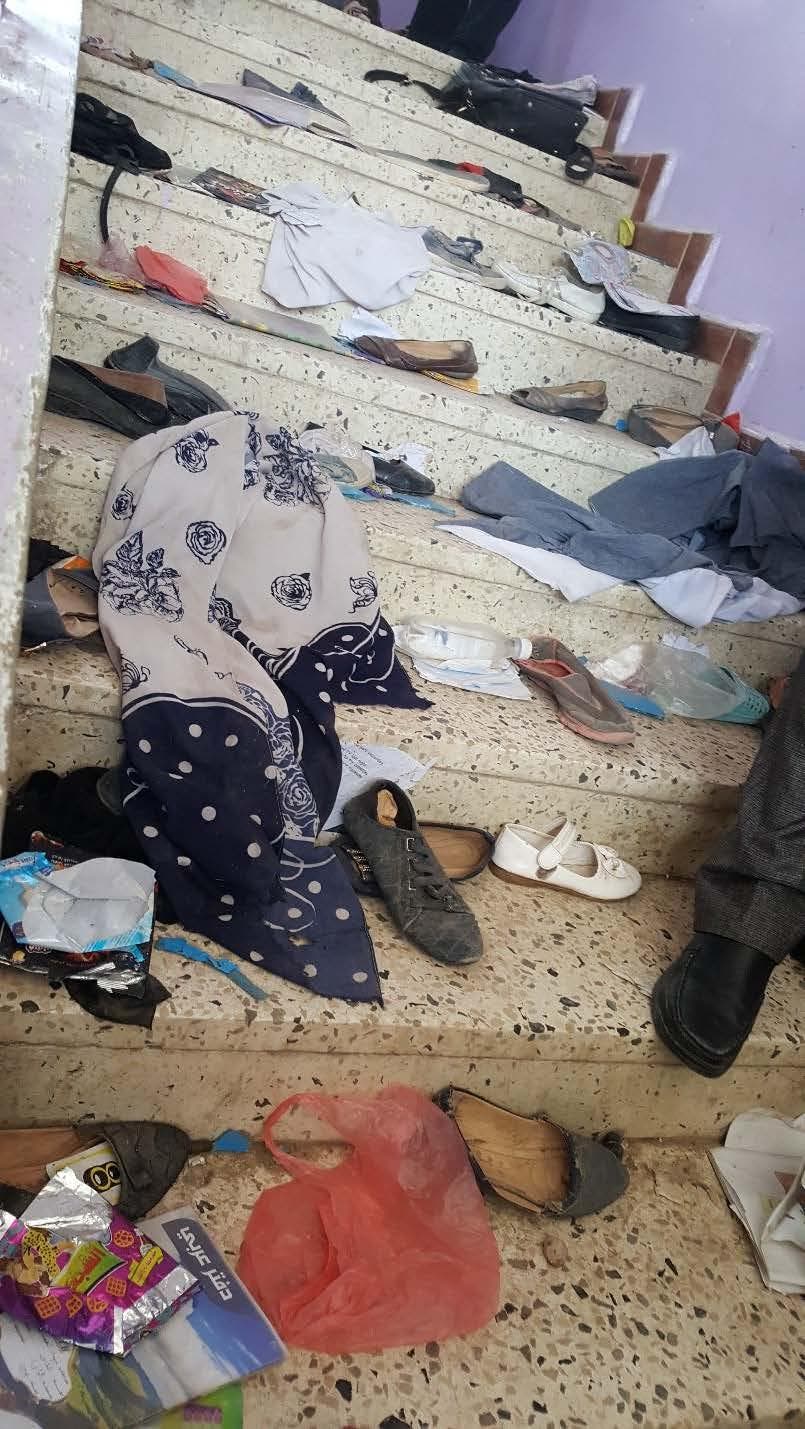 أحذية لأطفال مذعورين تركوها خلفهم في مدرسة الراعي إثر انفجار في مستودع يسيطر عليه الحوثيون في صنعاء