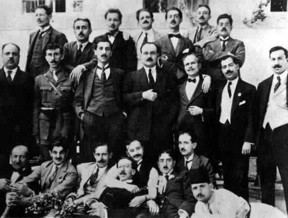 صورة لعدد من أعضاء جمعية العربية الفتاة