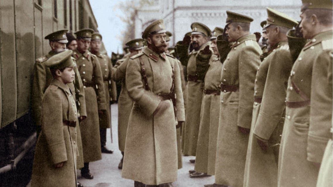 صورة التقطت سنة 1914 لعدد من أفراد الجيش الروسي أثناء تحيتهم للإمبراطور نيقولا الثاني