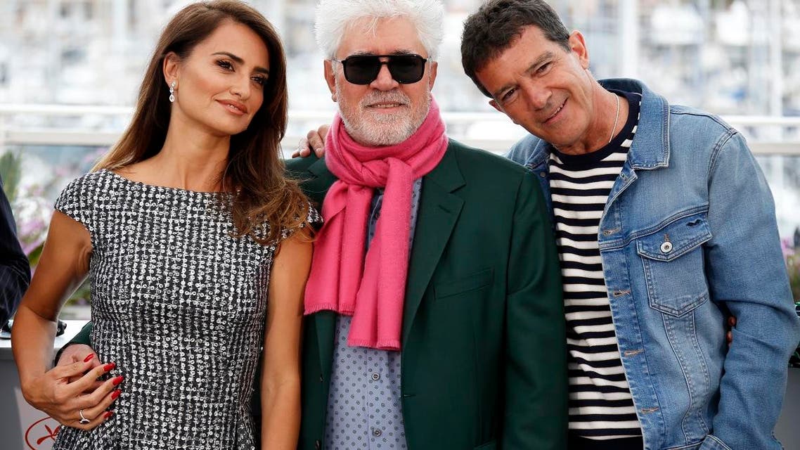Pedro Almodovar and cast members Penelope Cruz and Antonio Banderas pose. REUTERS
