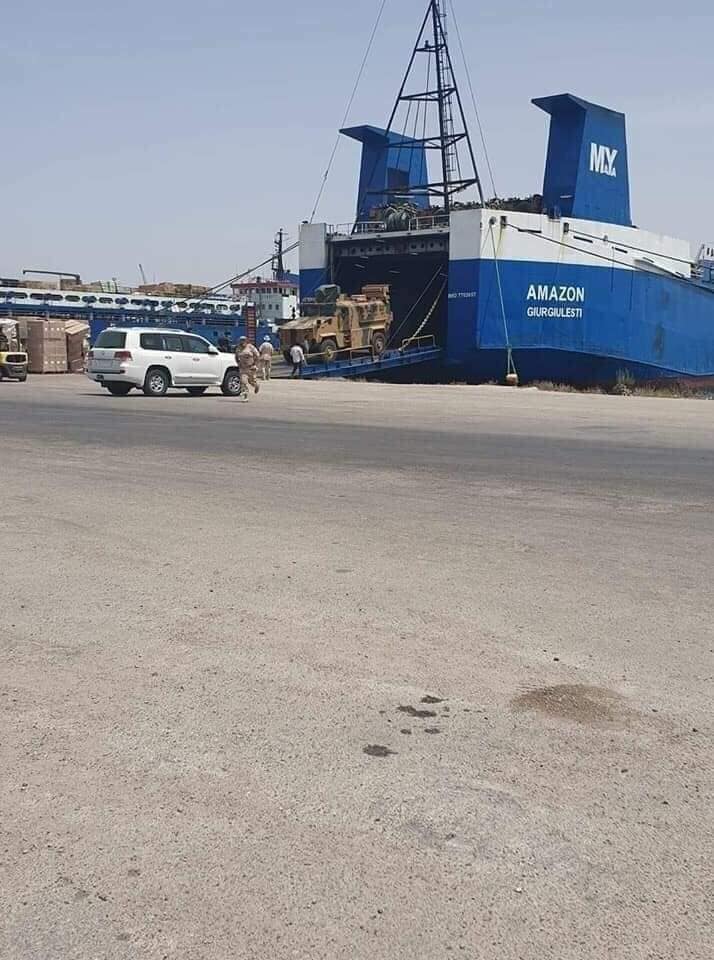 سفينة تفرغ مدرعات تركية في طرابلس