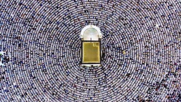 قصة صورة طوت الآفاق.. لقطة نادرة للسجود حول الكعبة