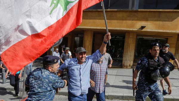 لبنان يقر موازنته.. ثورة نرجيلة وجبنة وسلاح في الشارع