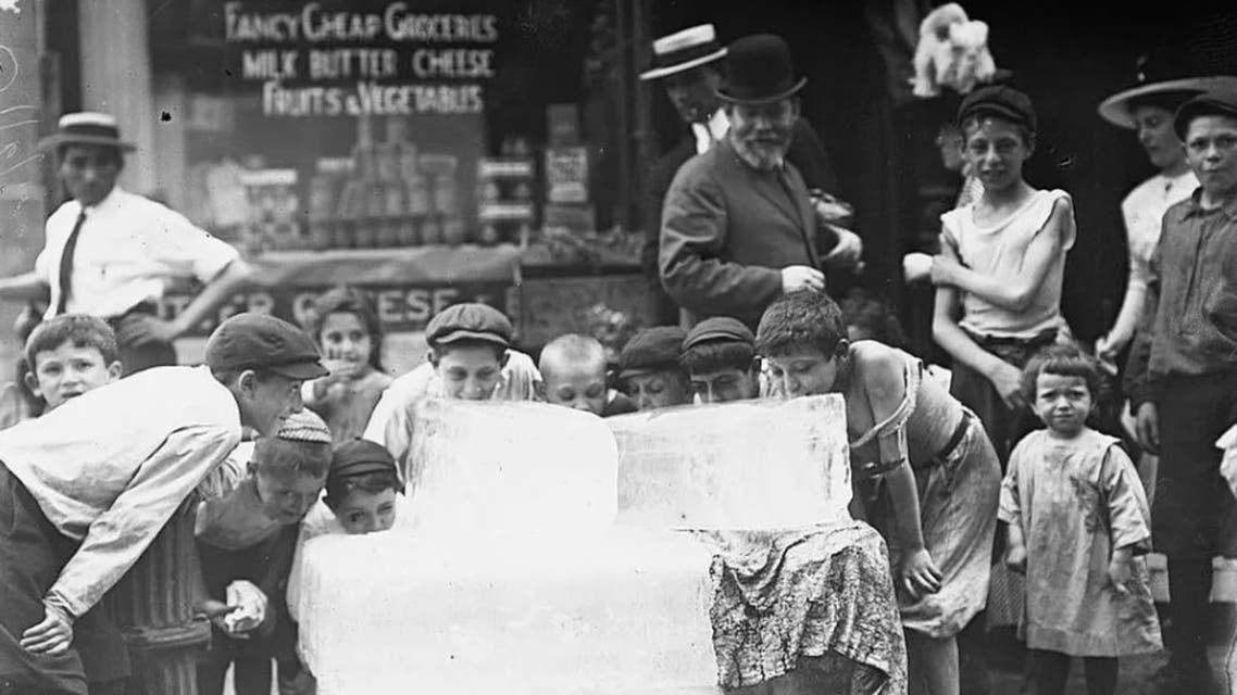 صورة لعدد من أطفال نيويورك وهم يلعقون مكعبات الثلج لتبريد أنفسهم ومجابهة الحر عام 1911