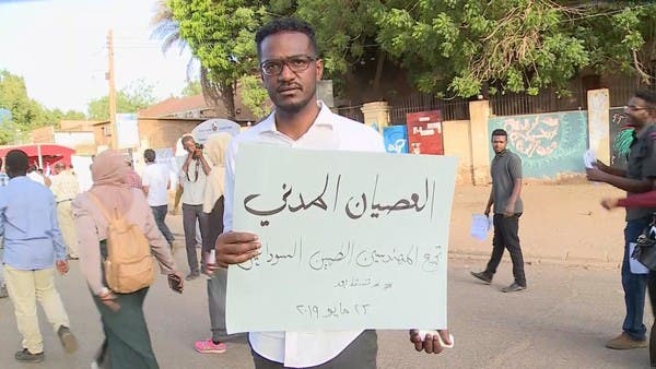 اتحاد النقابات بالسودان يرفض العصيان ويؤيد "الانتقالي"