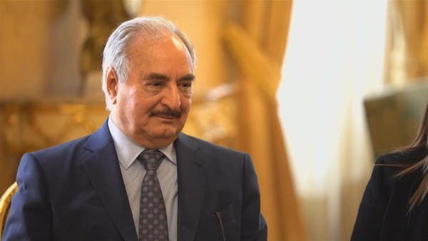 حفتر يبحث مع ميركل في برلين الهدنة الليبية