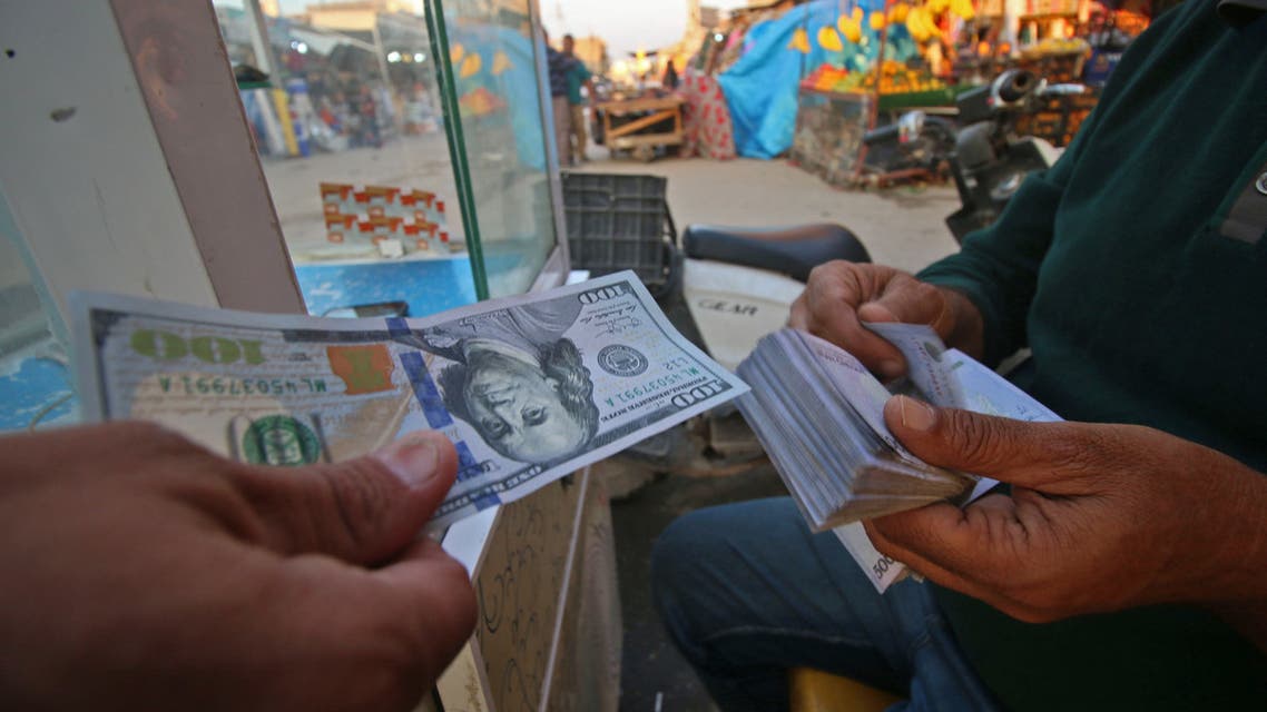شراء عملة في العراق(فرانس برس)