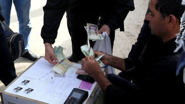 شراء عملة في العراق(فرانس برس)