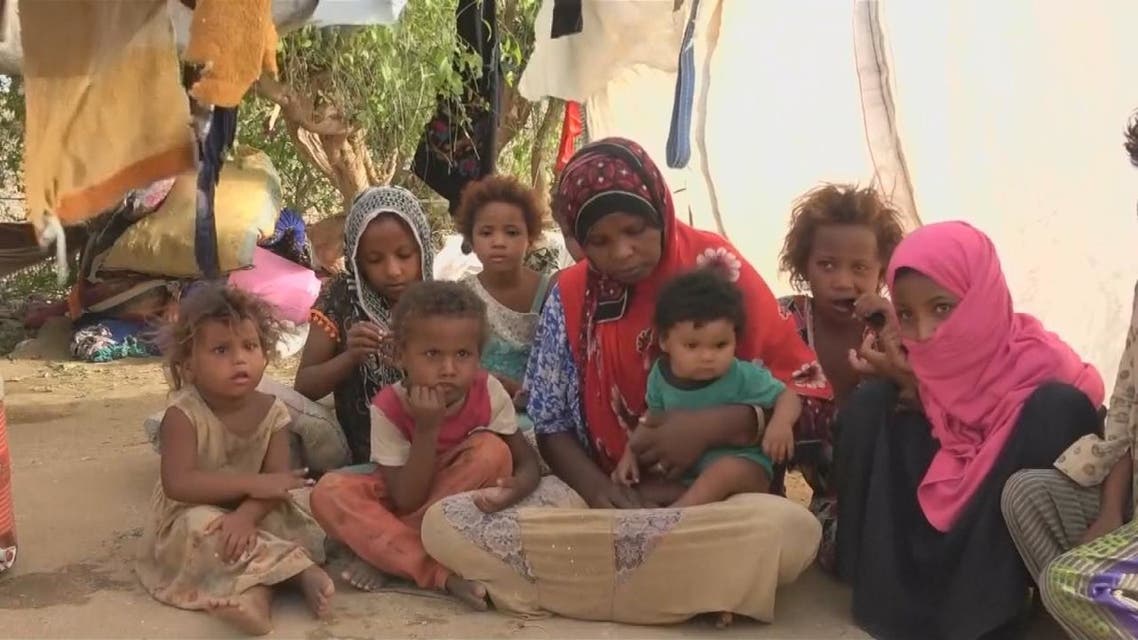 اليمن.. سيدة تعول 10 أطفال تستظل بشجرة