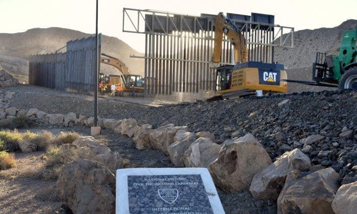 A special wall on the US border with Mexico