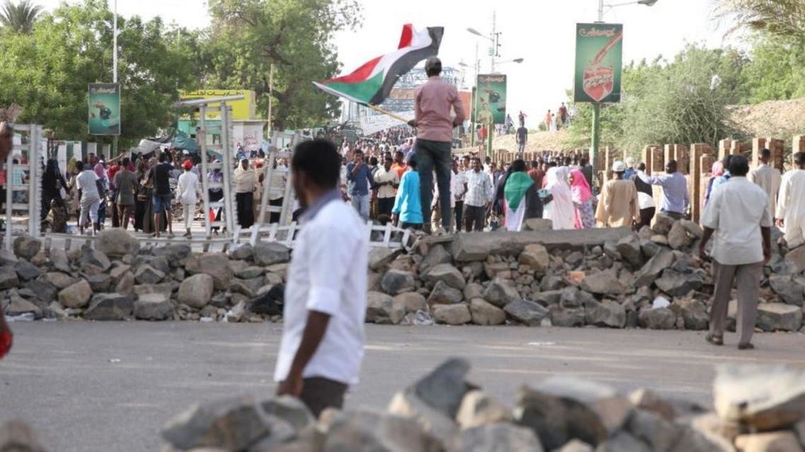 السودان مقتل شاب وجرح 10 بالرصاص قرب موقع الاعتصام