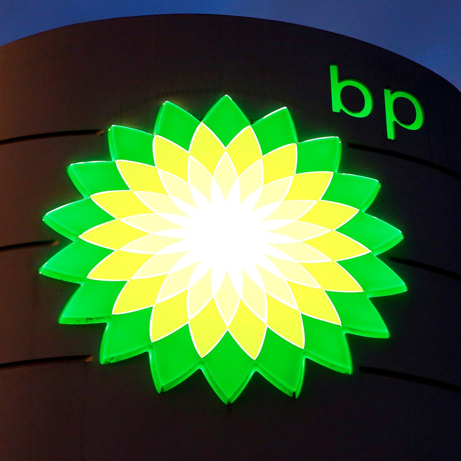 BP تجمع 11.9 مليار دولار من سندات هجينة بـ3 عملات