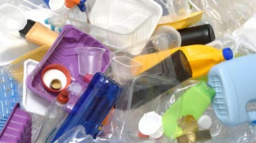 تقرير: يبتلع البشر ويستنشقون عشرات الآلاف من جزيئات البلاستيك سنويًا