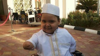 ہاتھوں اور پائوں سے پیدائشی معذور سعودی بچہ مرجع خلائق بن گیا