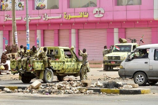 عناصر من الشرطة السودانية في أحد شوارع الخرطوم(أرشيفية)