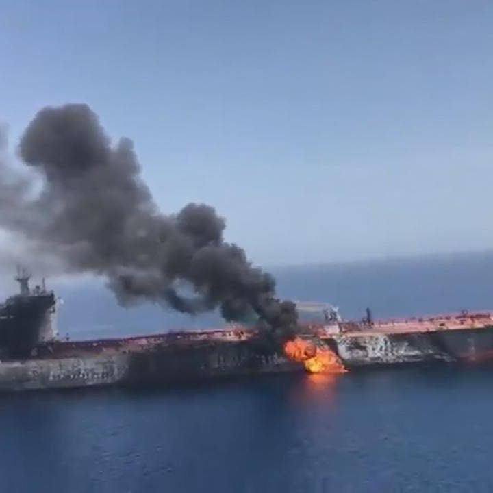 المشاهد الأولى لاشتعال إحدى ناقلتي النفط في بحر عمان