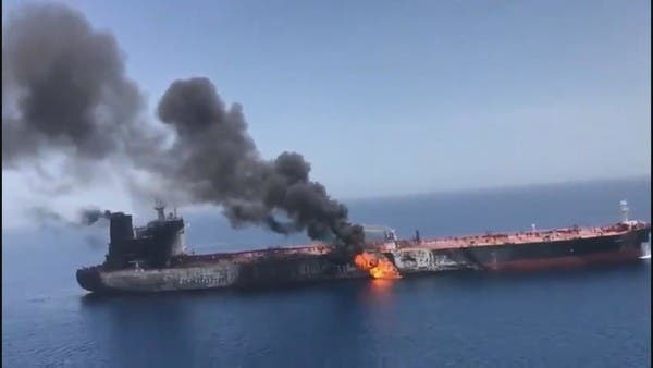 المشاهد الأولى لاشتعال إحدى ناقلتي النفط في بحر عمان