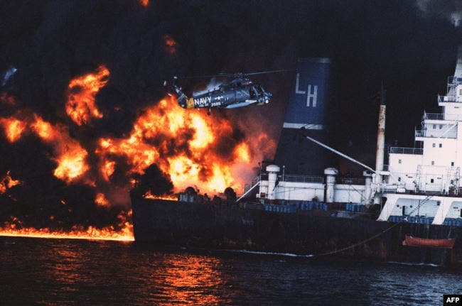 مروحية أمريكية تنقذ أفراد سفينة قبرصية تعرضت لهجوم إيراني عام 1987