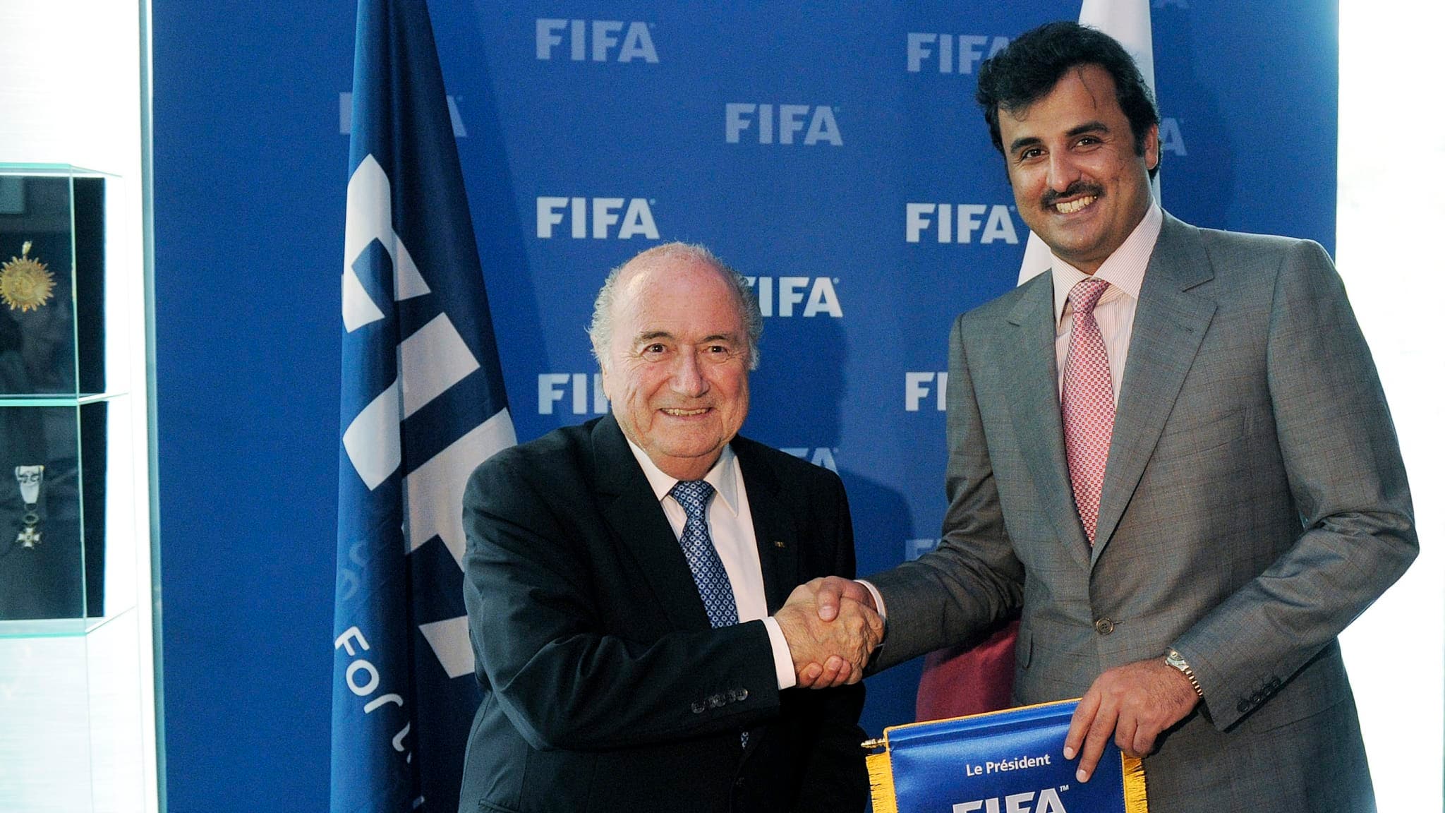 أمير قطر مع الرئيس السابق للاتحاد الدولي