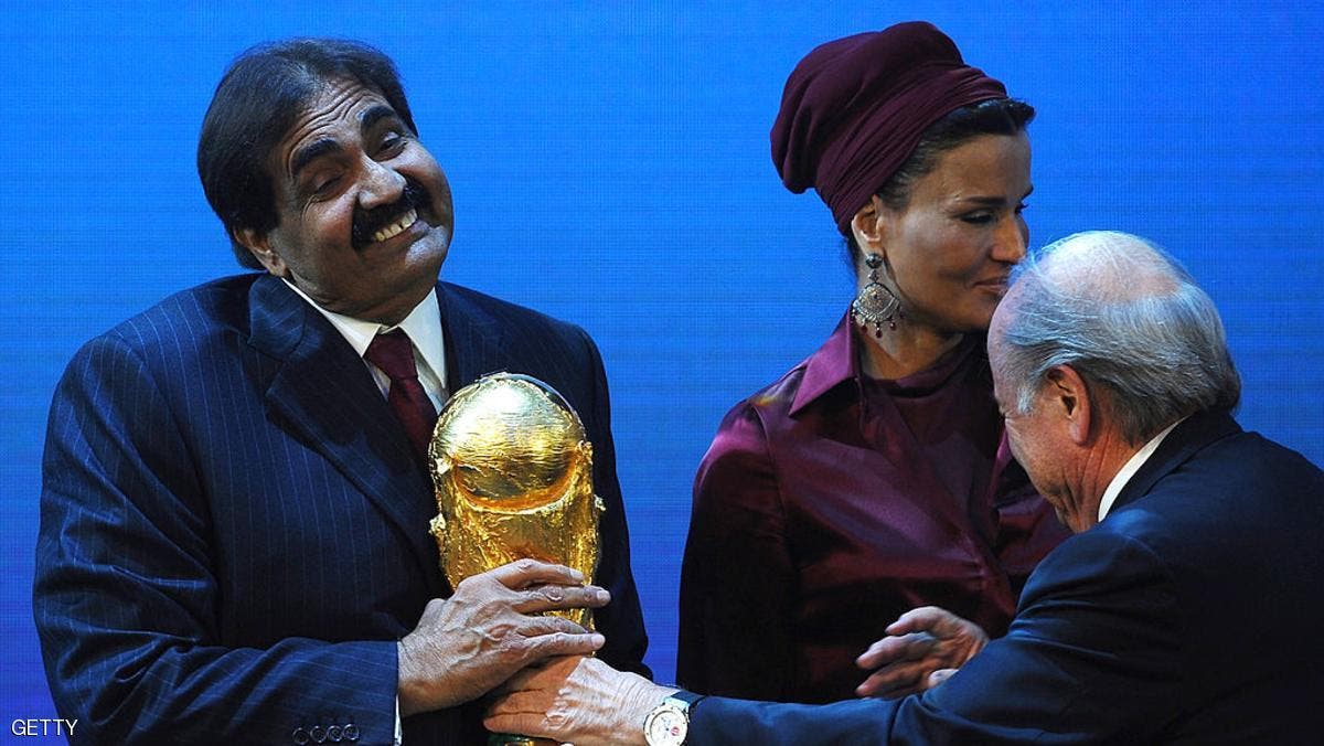 أمير قطر لحظة تسلمه كأس العالم من بلاتر بعد منح استضافة 2022 إلى قطر