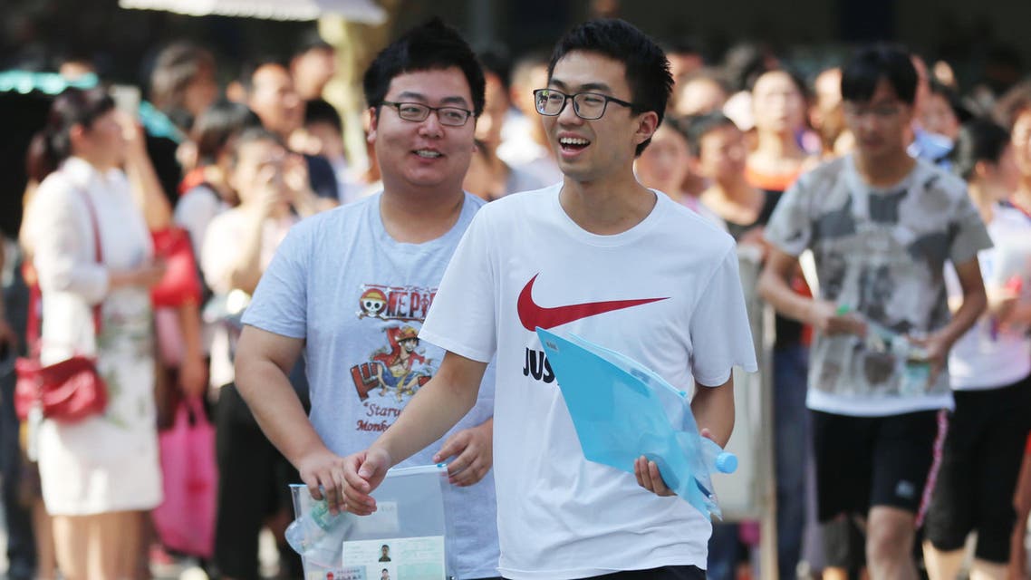 Students walk into the exam room to sit the 2018 college entrance exam in eastern Anhui province on June 7, 2018. (File photo: AFP)