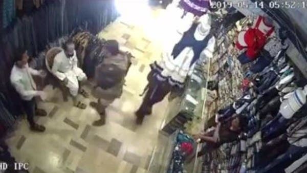 اعتداء حوثي صادم على صاحب متجر بصنعاء.. ضرب وصفع وركل