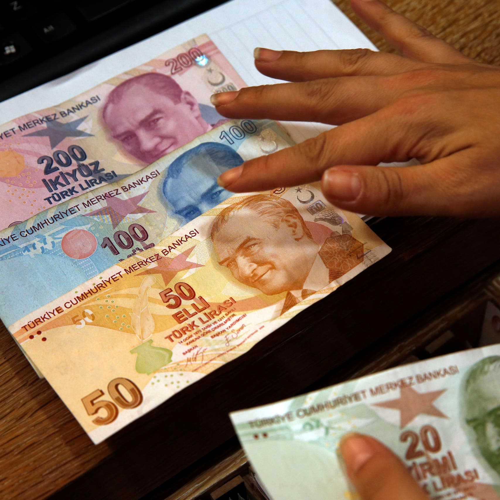 لليوم الرابع.. الليرة التركية تهبط 1% لـ6.9 للدولار