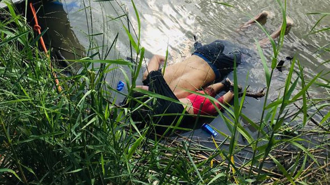 رئيسية View of the bodies of Salvadoran migrant Oscar Martinez Ramirez and his daughter, who drowned while trying to cross the Rio Grande -on their way to the US- in Matamoros, state of Tamaulipas on June 24, 2019. Twenty-five-year-old Oscar Martinez Ramirez fled El Salvador with his 21-year-old wife and their daughter and decided to make the risky crossing from Mexico to the US on Sunday afternoon, according to a Mexican court report seen by AFP. Ramirez carried the little girl on his back, stowing her inside his t-shirt to keep her safe as they attempted to cross the river. But the pair were swept away by violent currents, drowning before her mother's eyes, who survived the ordeal and arrived on shore.