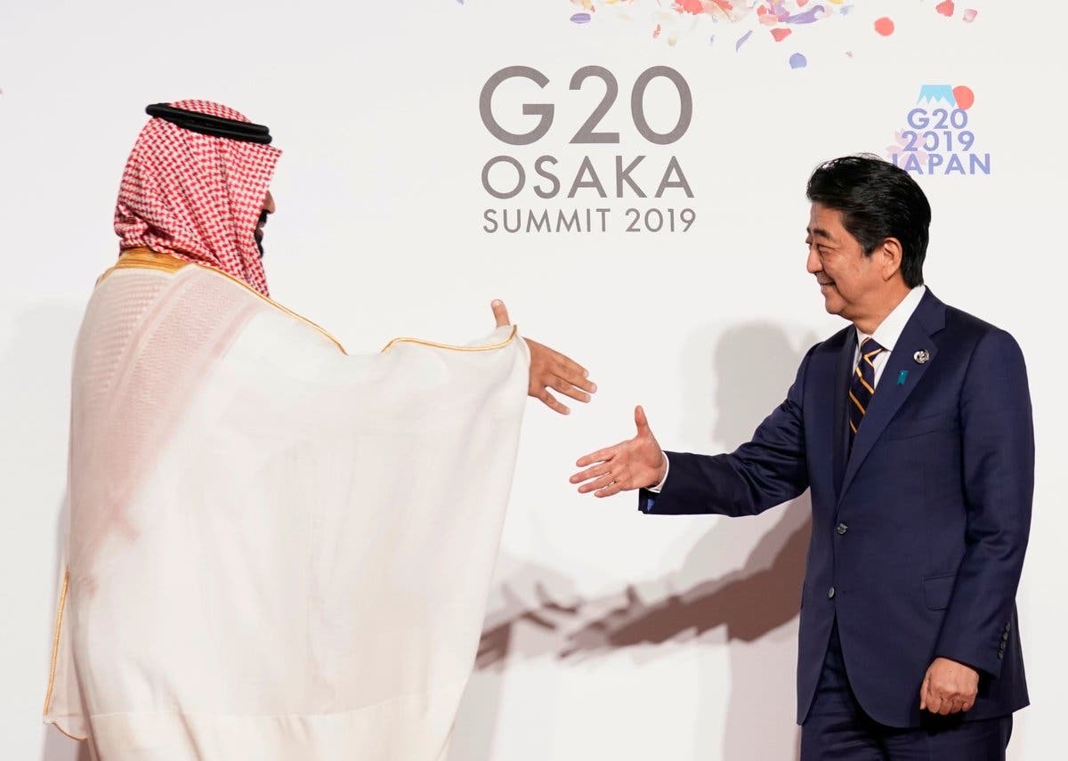 رئيس الوزراء الياباني يستقبل #ولي_العهد لدى وصوله مقر انعقاد قمة الـ #G20 في أوساكا اليابانية