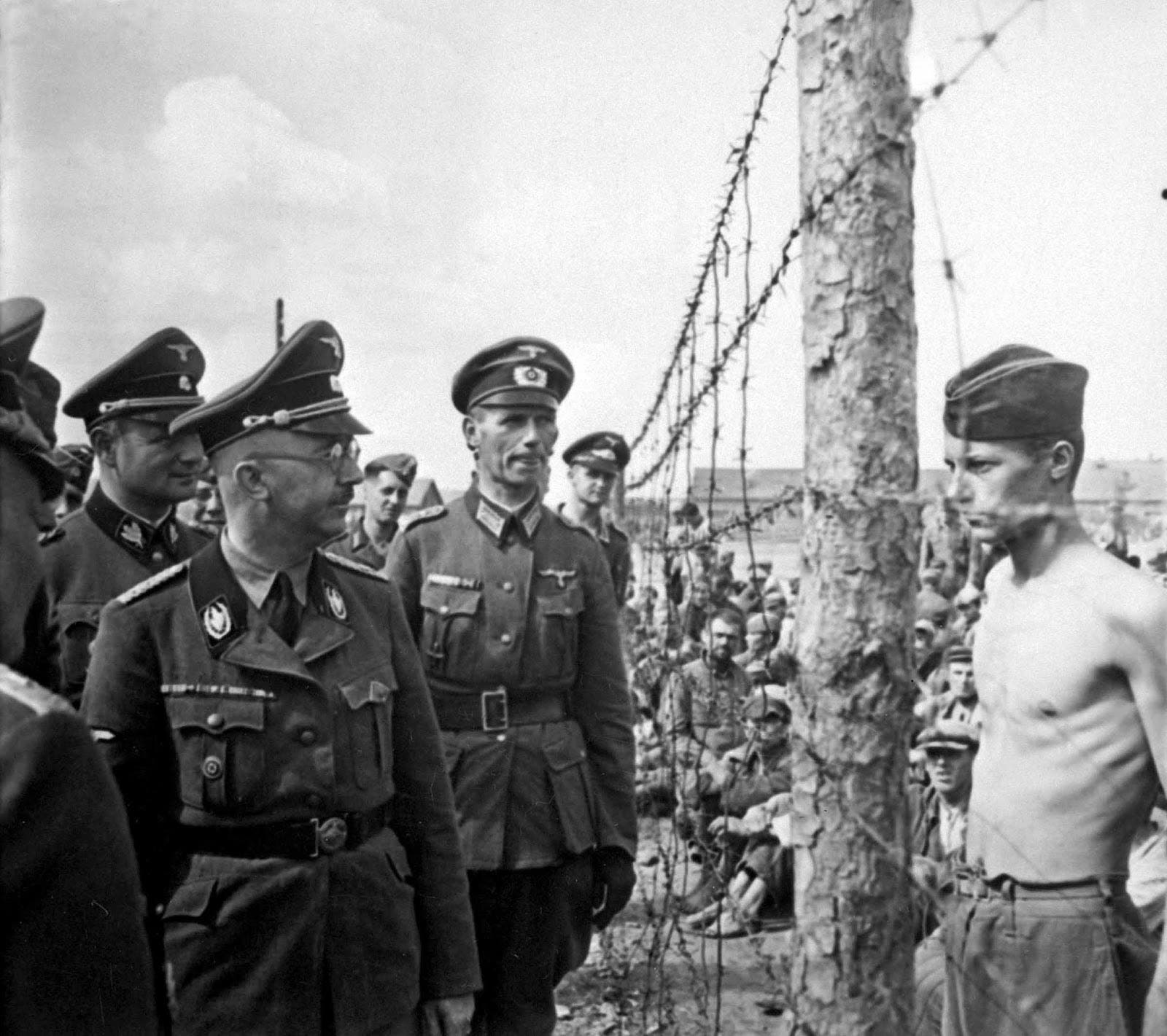 صورة لقائد فرق الأس أس هنريش هملر وهو يتفقد عددا من الأسرى السوفيت المصابين بسوء التغذية