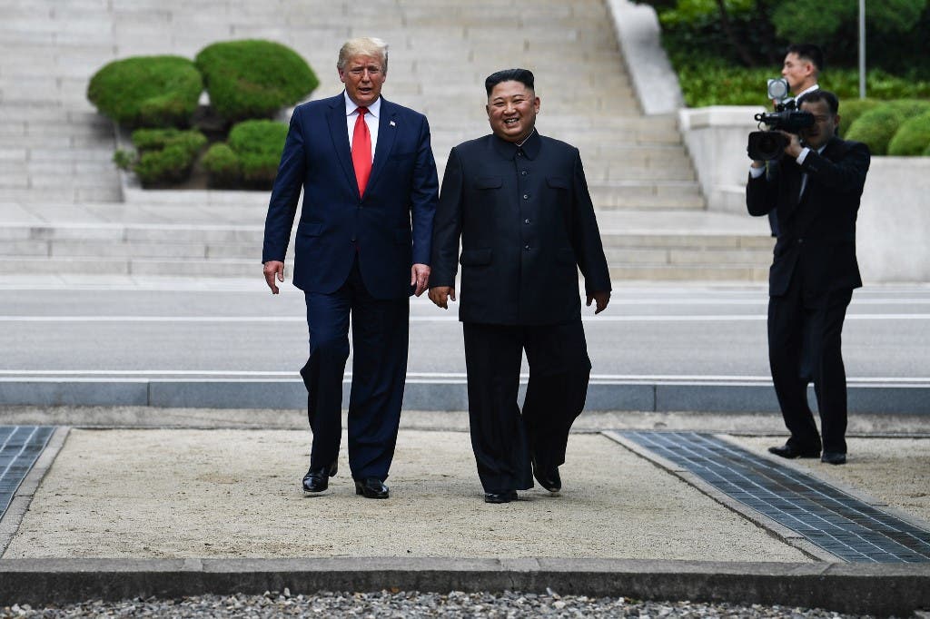 Le président américain Donald Trump rencontre le dirigeant nord-coréen Kim Jong Un dans la zone démilitarisée séparant les deux Corées, à Panmunjom.  (AFP)