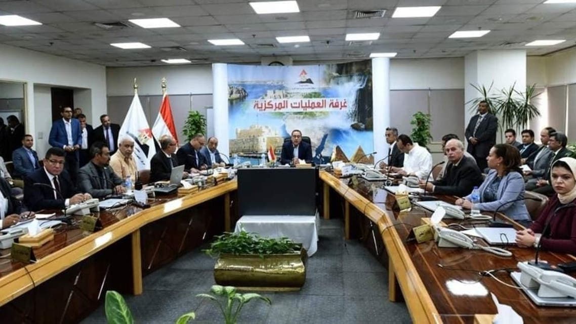 صورة رئيس الوزراء المصري يتابع الموقف من غرفة العمليات بعد رفع أسعار الوقود