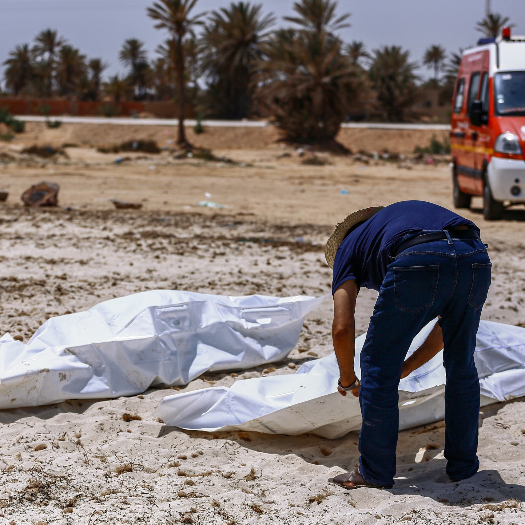 تونس تنتشل 67 جثة لمهاجرين غرقت قواربهم بالبحر