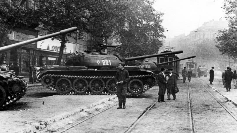 صورة لعدد من الدبابات السوفيتية بالمجر لقمع الاحتجاجات عام 1956
