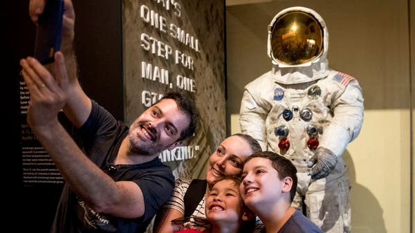 عرض الزي الفضائي لنيل أرمسترونغ في رحلته إلى القمر