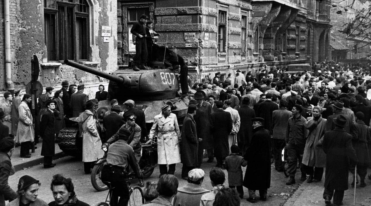 صورة لعدد من المحتجين المجريين عام 1956