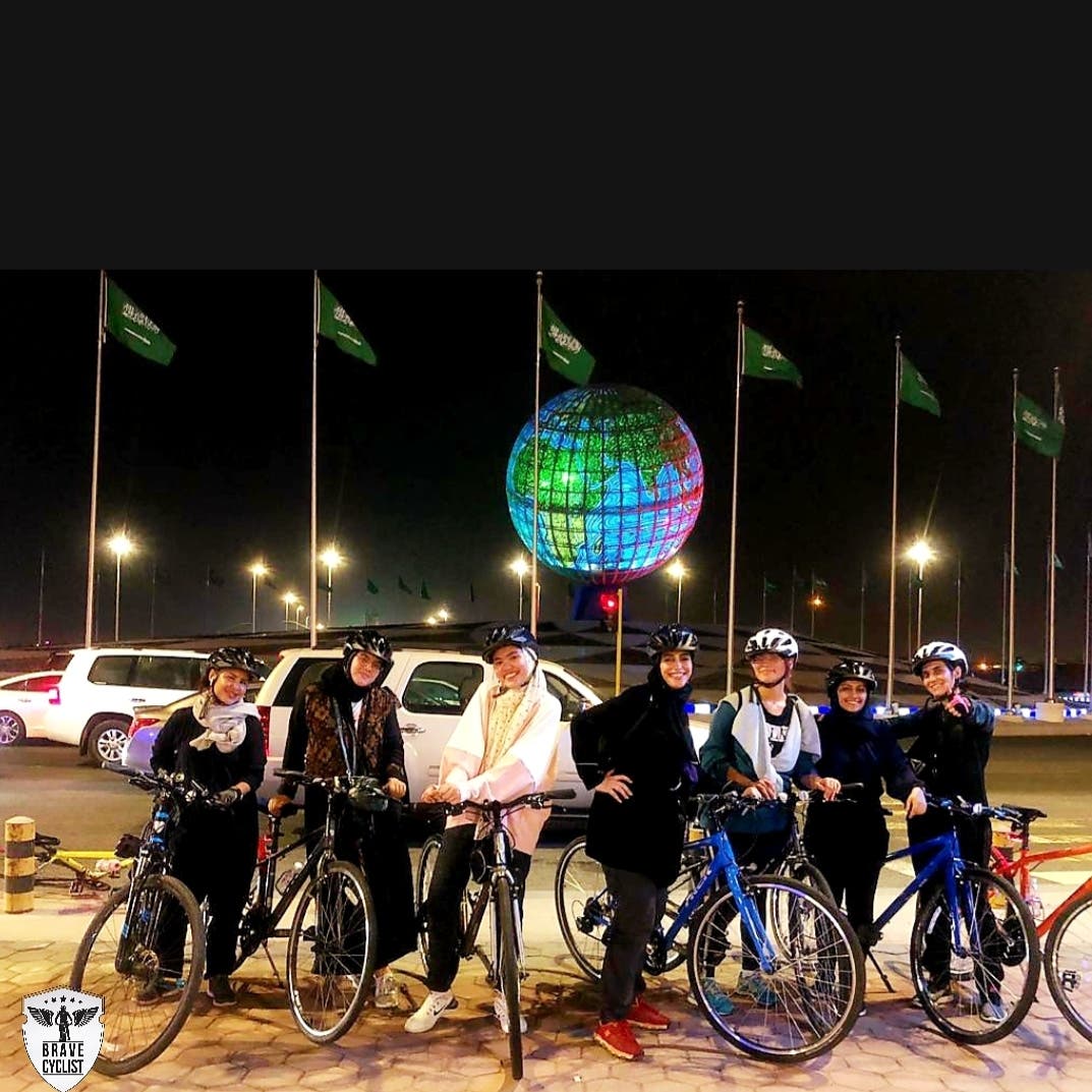 واضح انطباعية أنشأ  فريق من 400 سيدة يقدن الدراجات الهوائية في جدة