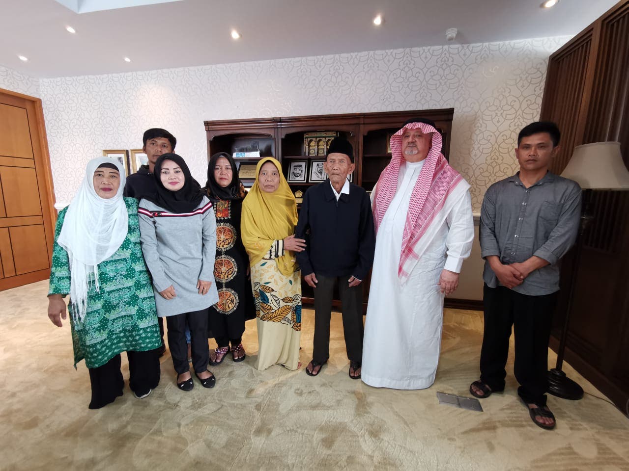عائلة المعمر الإندونيسي مع السفير السعودي