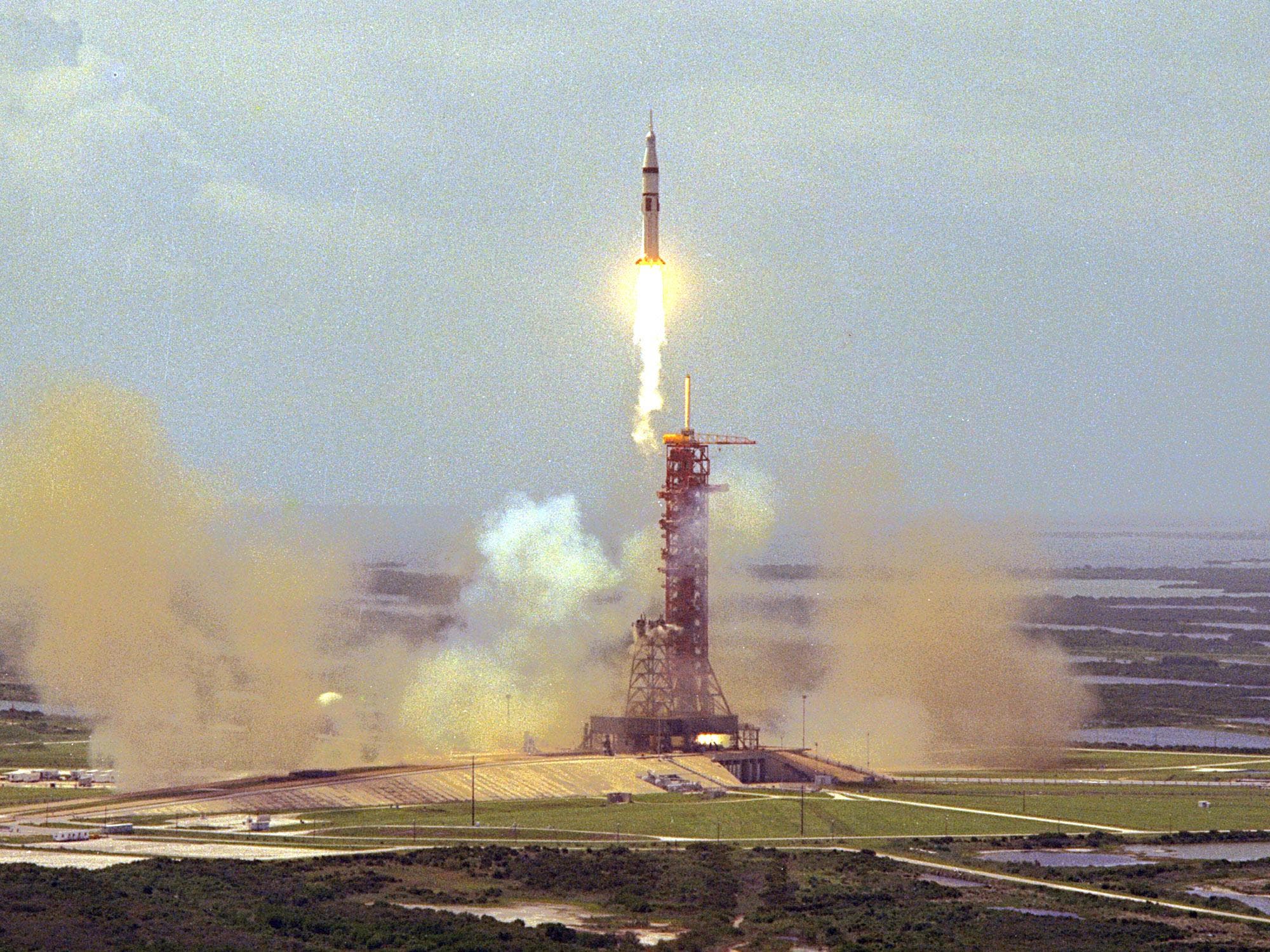 صورة تجسد لحظة إطلاق أبولو في 15 تموز يوليو 1975