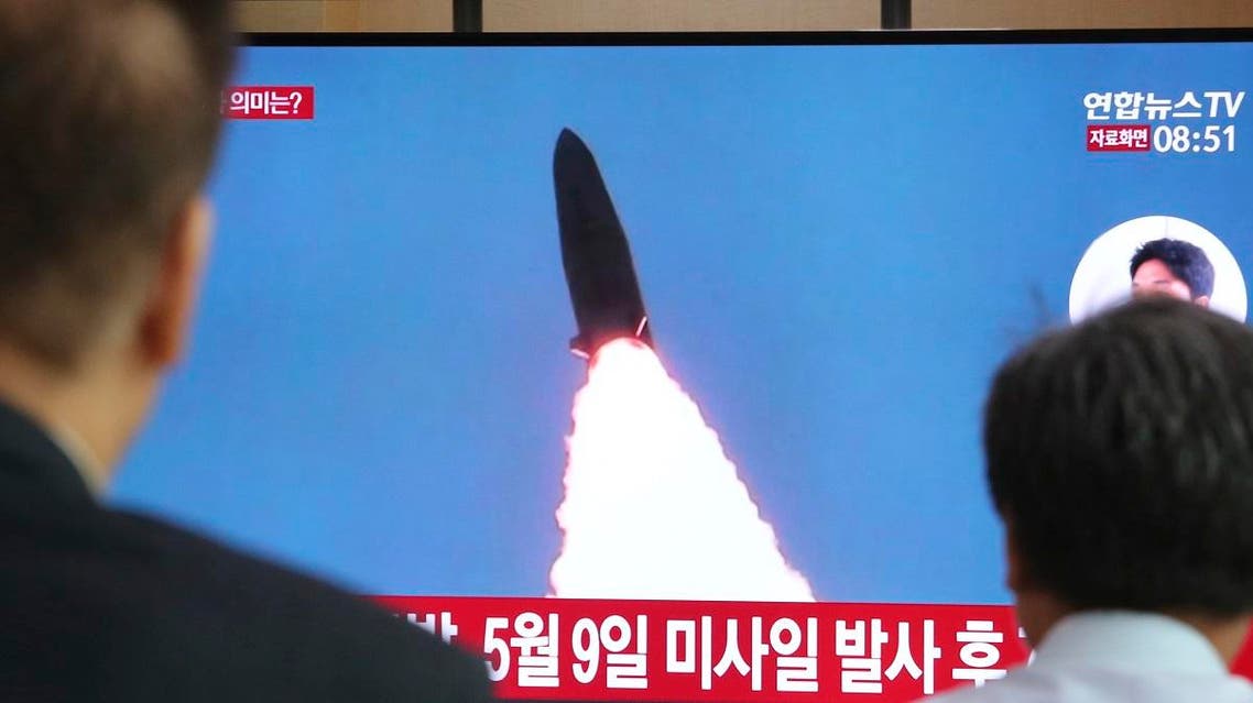 People watch a TV showing a file image of North Korea's missile launch during a news program at the Seoul Railway Station in Seoul, South Korea. (File photo: AFP)