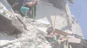 صورة قهرت السوريين.. طفلة تنقذ رضيعة من ركام القصف!