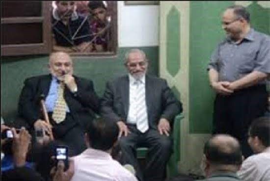 البحيري إلى يمين محمد بديع مرشد الإخوان