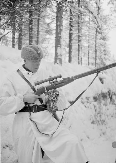 جندي فنلندي يحمل بندقية سوفيتية استولى عليها