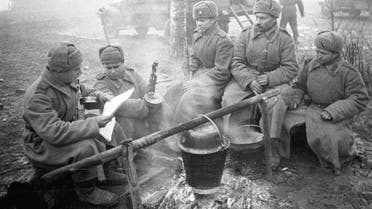 جنود سوفيت أثناء استعدادهم لتناول الطعام