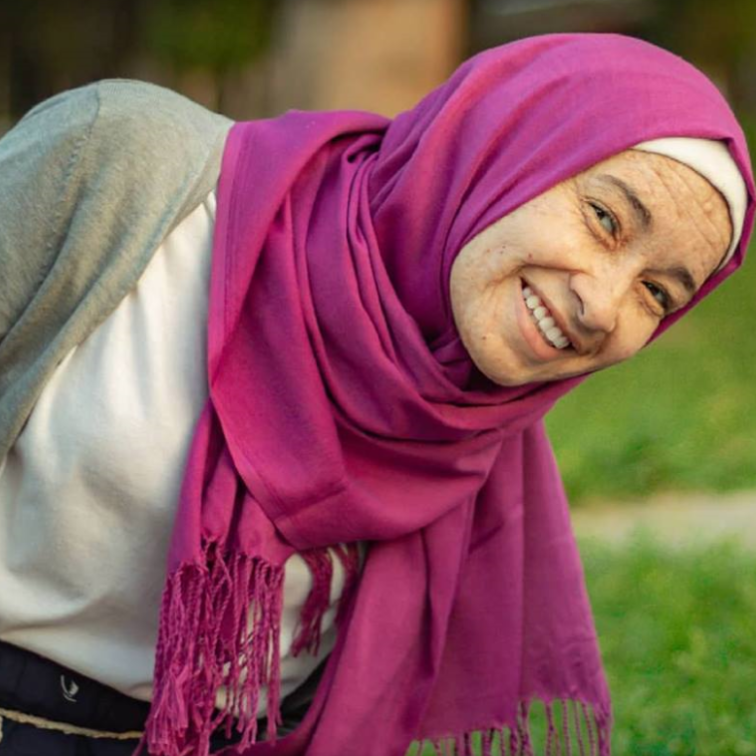 السيسي يكرم فتاة الشيخوخة التي كشفت "العربية.نت" قصتها