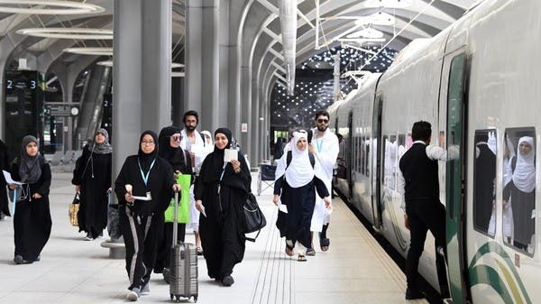 قطار الحرمين ينقل أول رحلة حجاج من المدينة إلى مكة